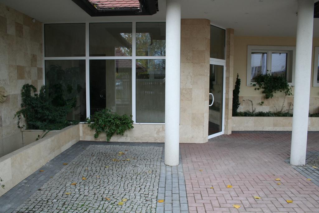 Hotel Tenishouse Marki  Exterior photo